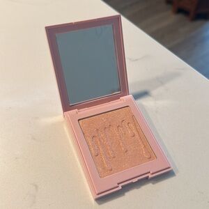 Kylie Jenner Pink Illuminating Powder